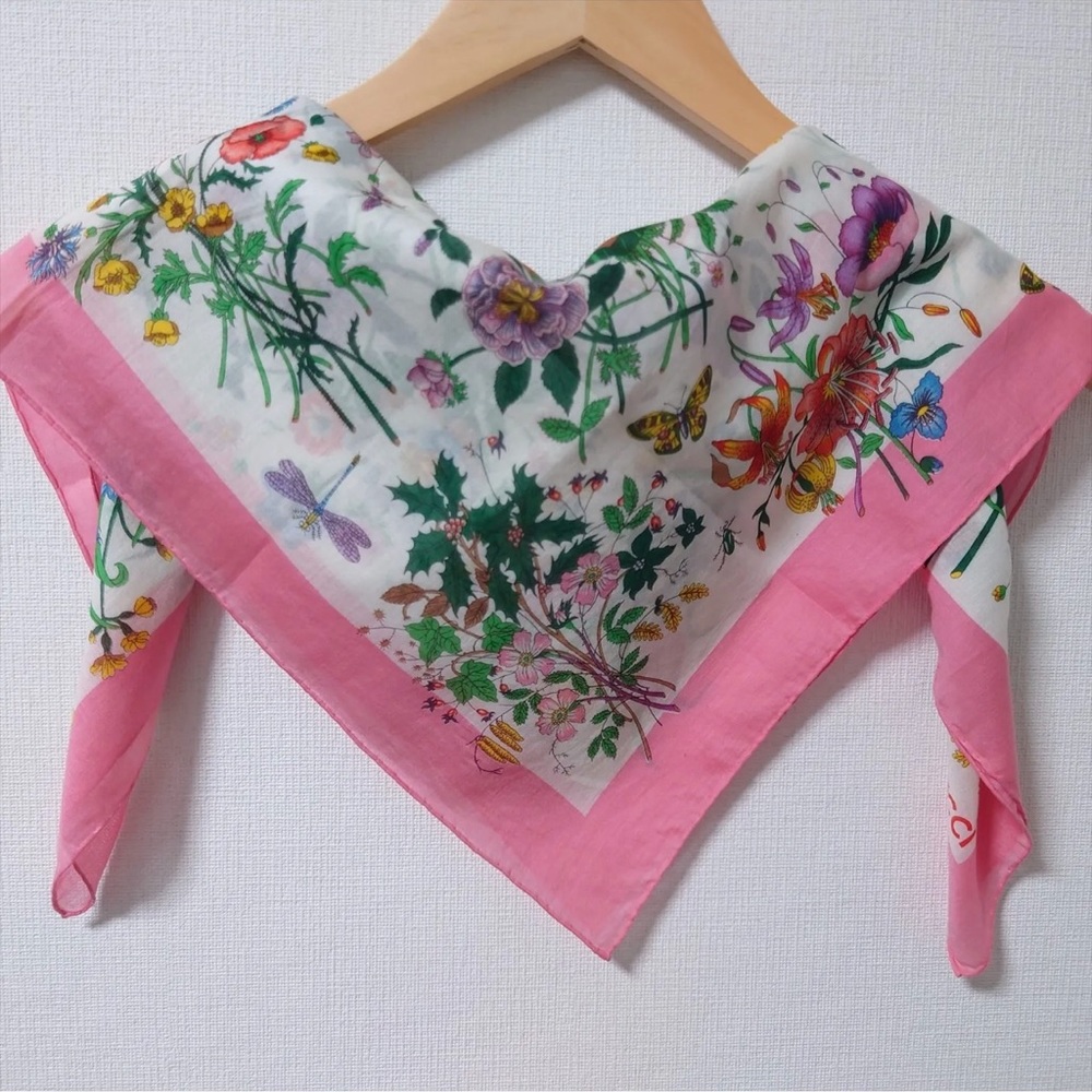 Gucci silk scarf, floral motif with pink border, signed: "Gucci." - Picture 5 of 6